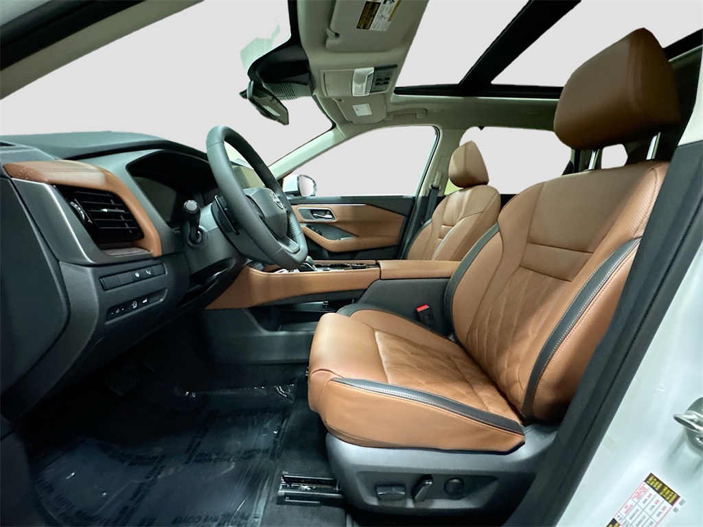 2026 Nissan Rogue Platinum photo 2