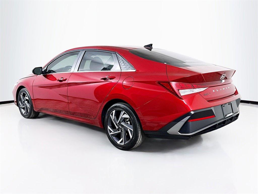 2025 Hyundai Elantra Limited photo 4