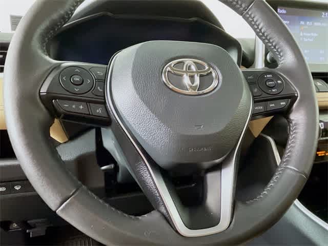 2022 Toyota RAV4 Hybrid XLE photo 13
