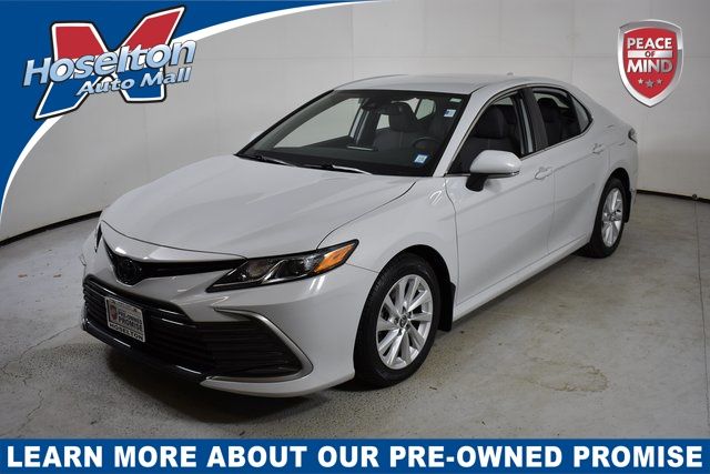 2022 Toyota Camry LE's photo