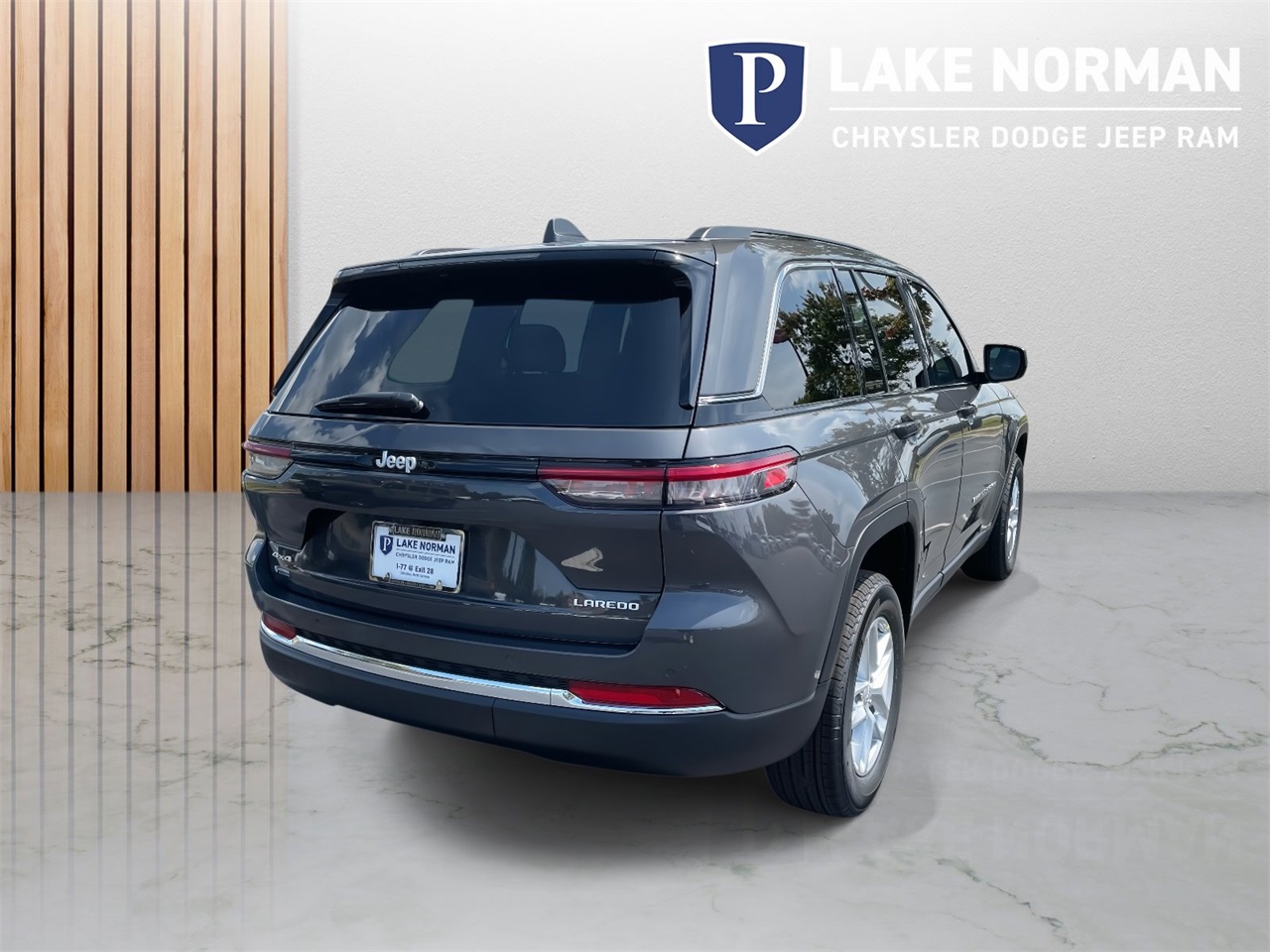 2025 Jeep Grand Cherokee Laredo photo 8