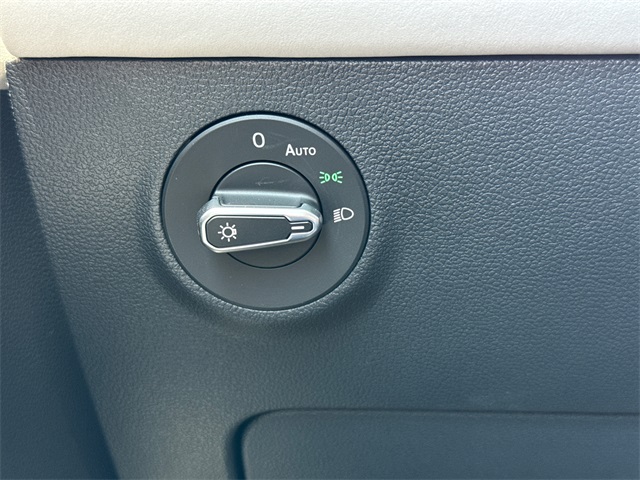 2025 Volkswagen Taos SE photo 33