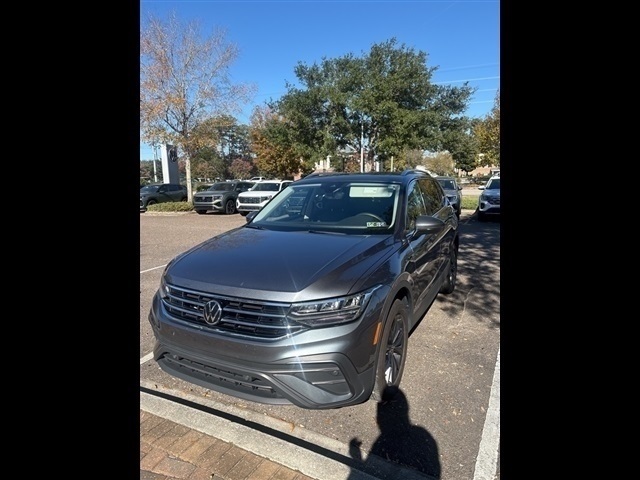 2022 Volkswagen Tiguan SE photo 2