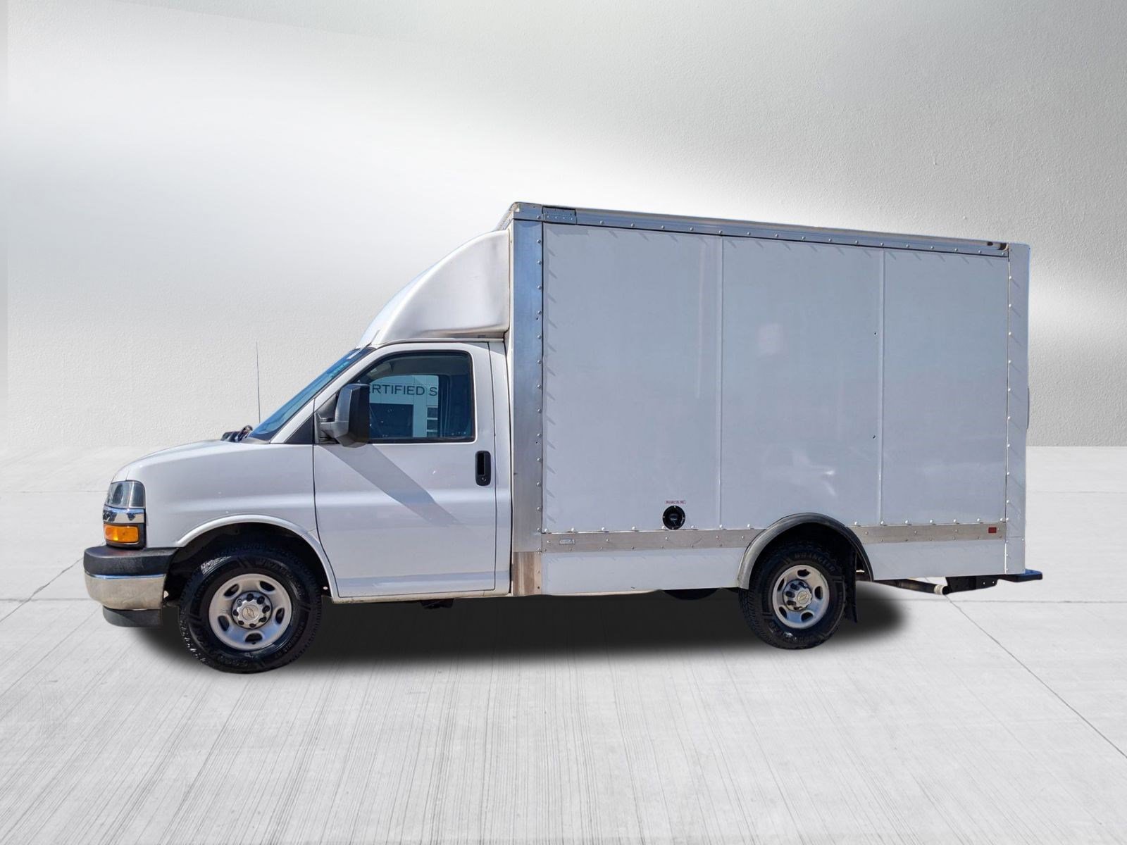 2023 Chevrolet Express Cutaway 3500 photo 2
