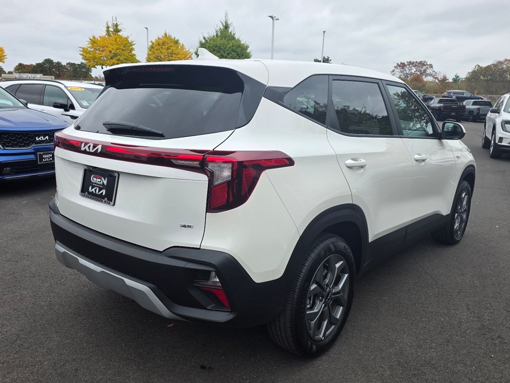 2025 Kia Seltos LX photo 4