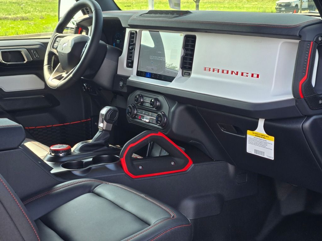 2025 Ford Bronco First Edition photo 7