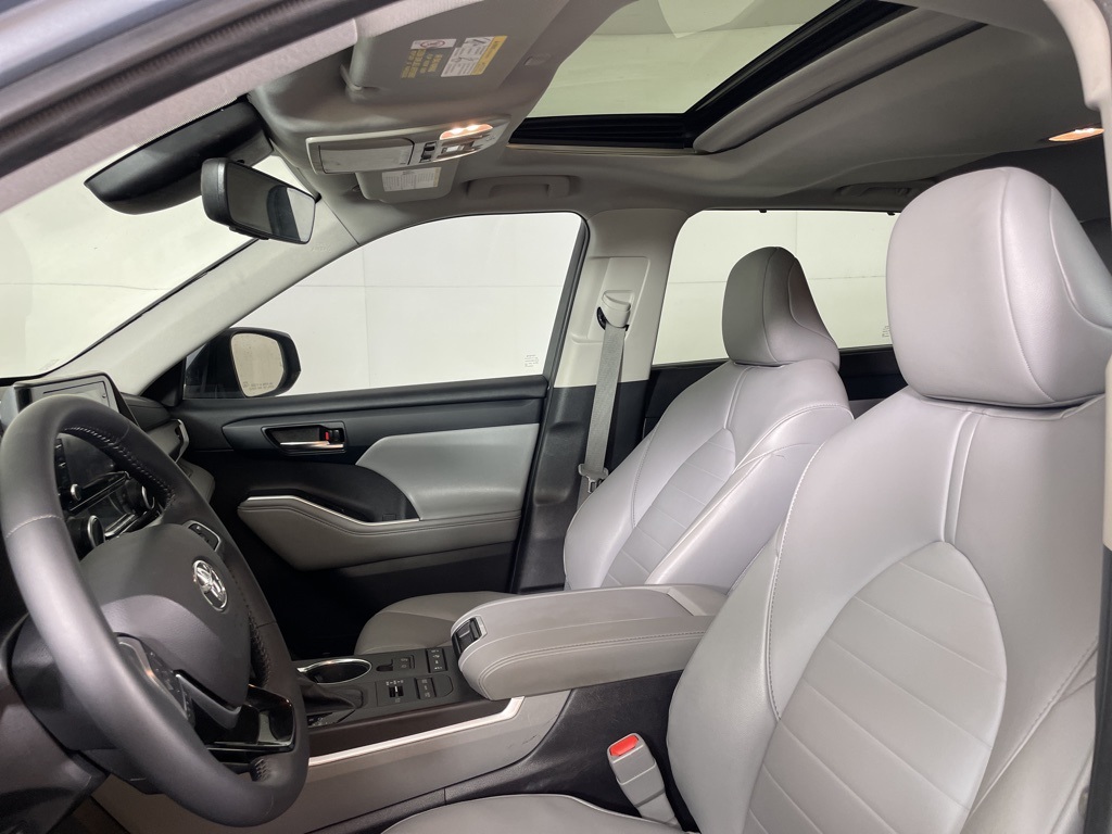 2021 Toyota Highlander XLE photo 18