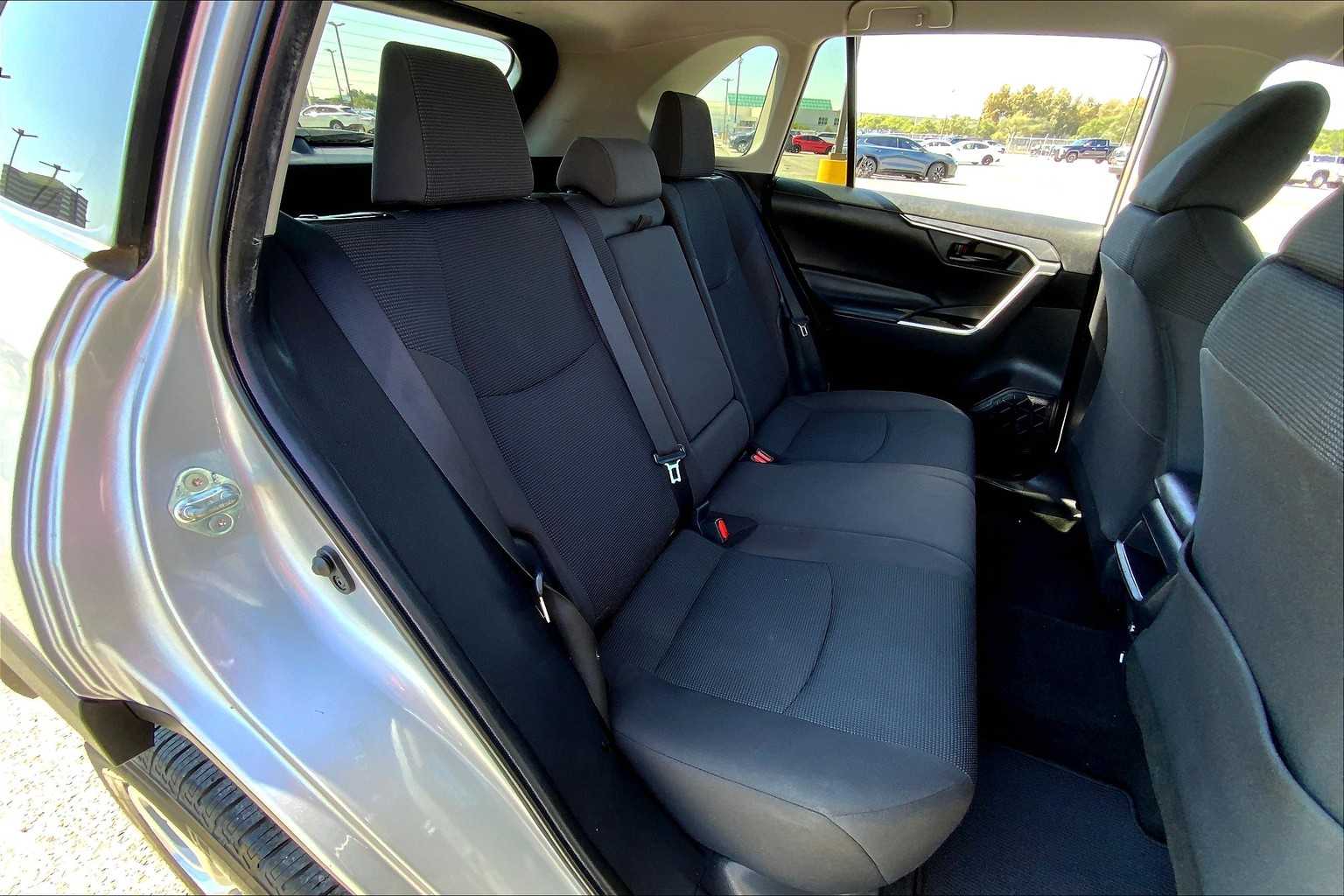 2019 Toyota RAV4 LE photo 18