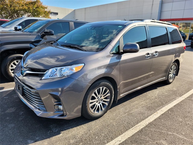 2019 Toyota Sienna XLE photo 2
