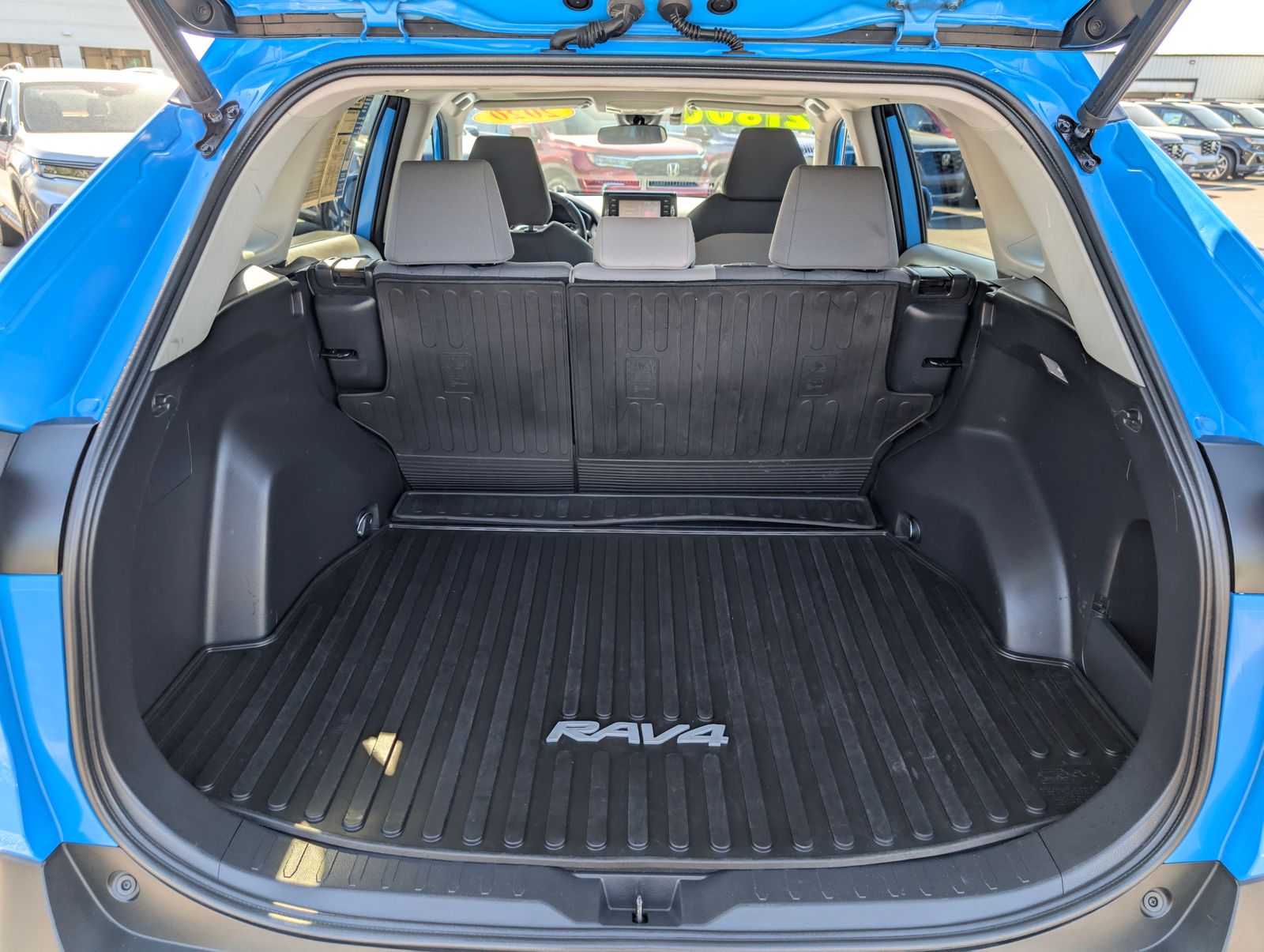 2020 Toyota RAV4 XLE photo 27
