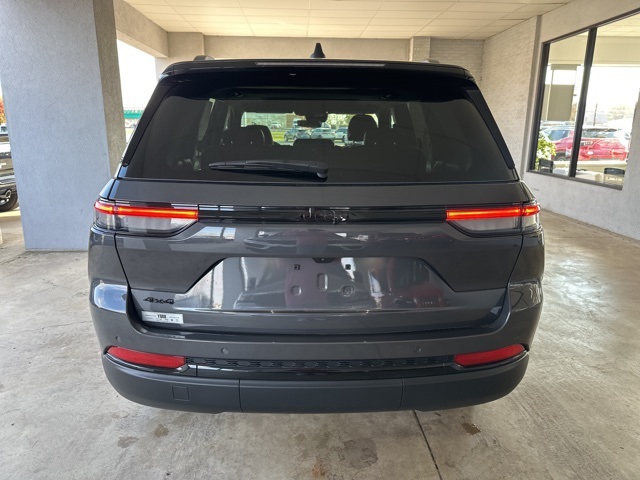 2025 Jeep Grand Cherokee Laredo Altitude photo 4