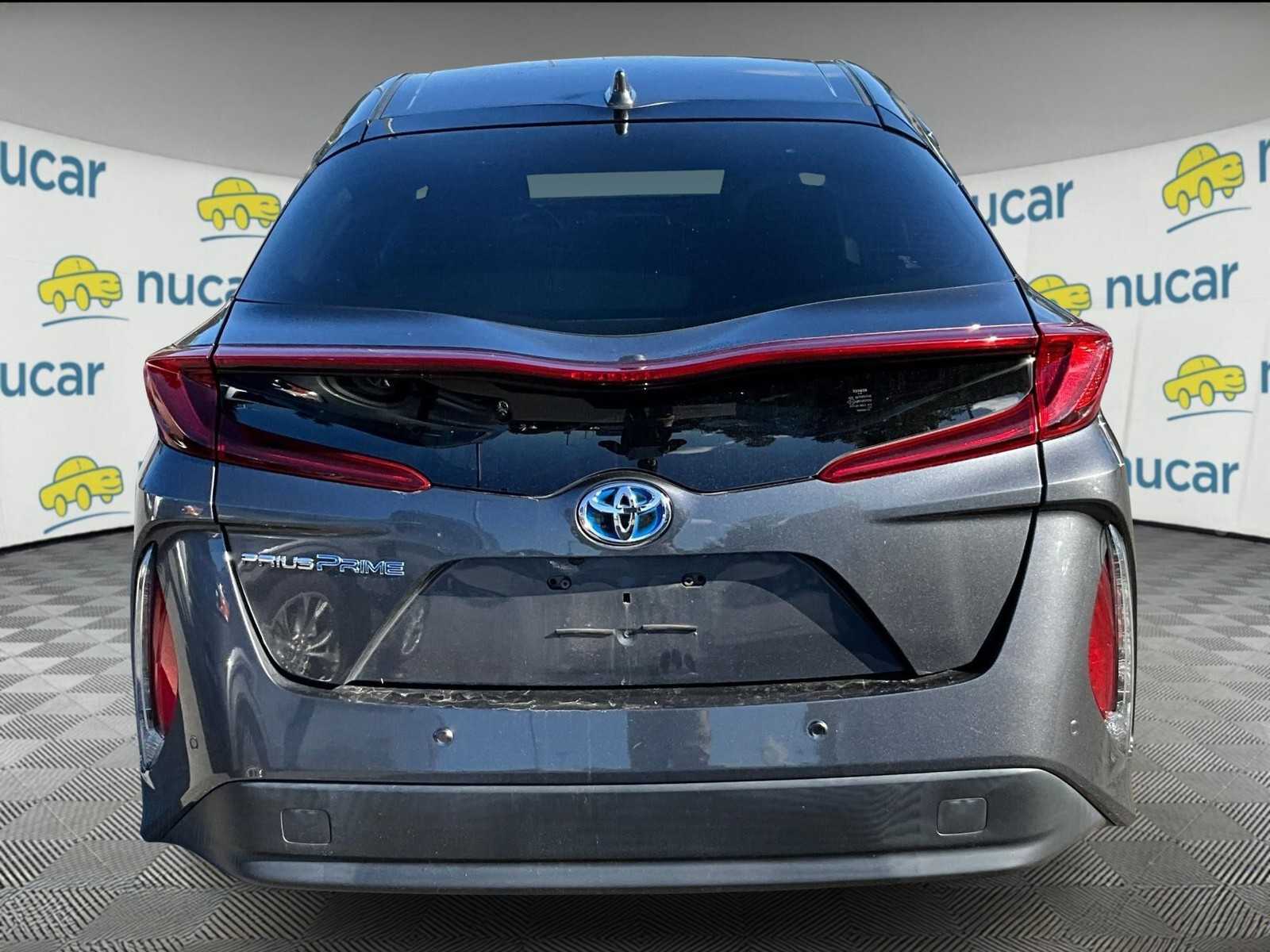 2017 Toyota Prius Prime Advanced photo 3