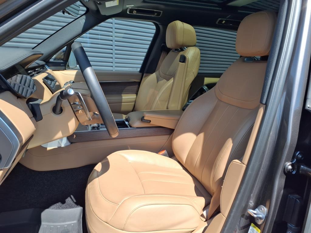 2023 Land Rover Range Rover SE photo 4