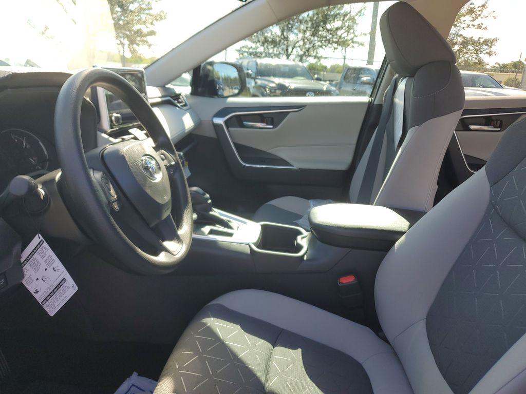2025 Toyota RAV4 XLE photo 14
