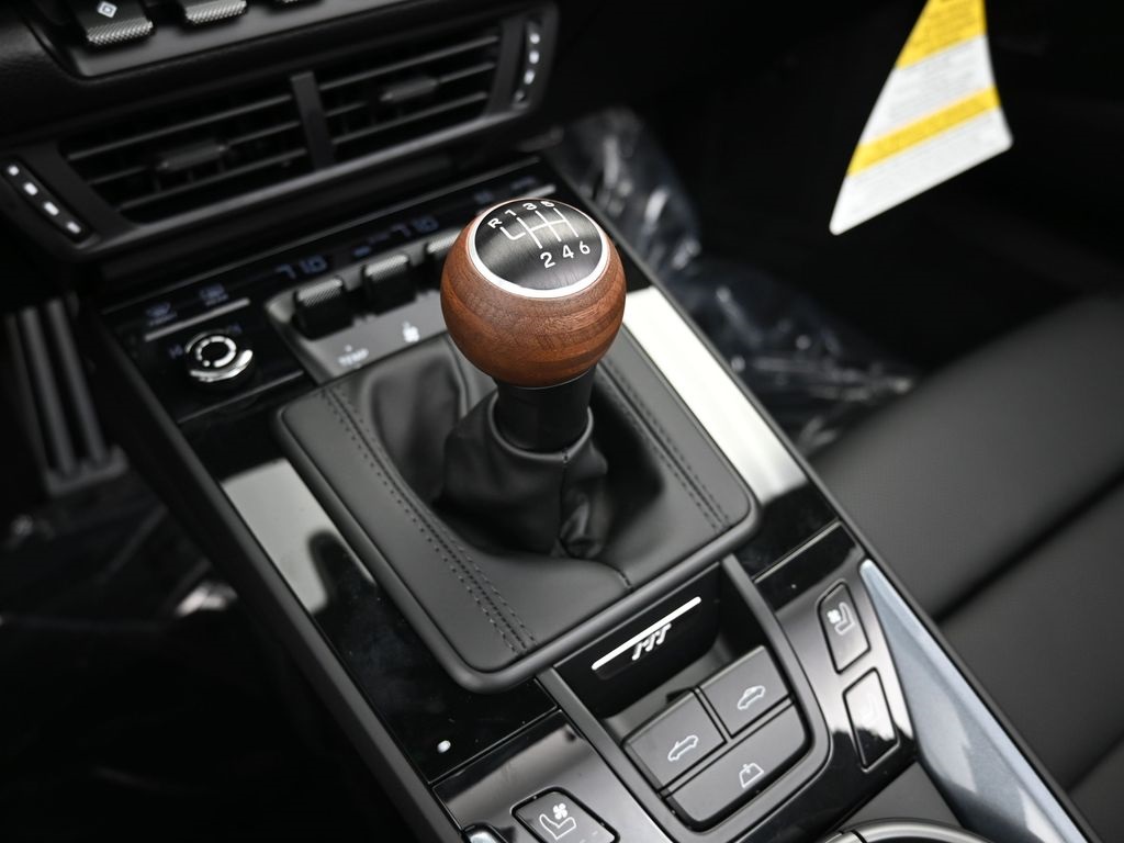 2026 Porsche 911 T photo 19