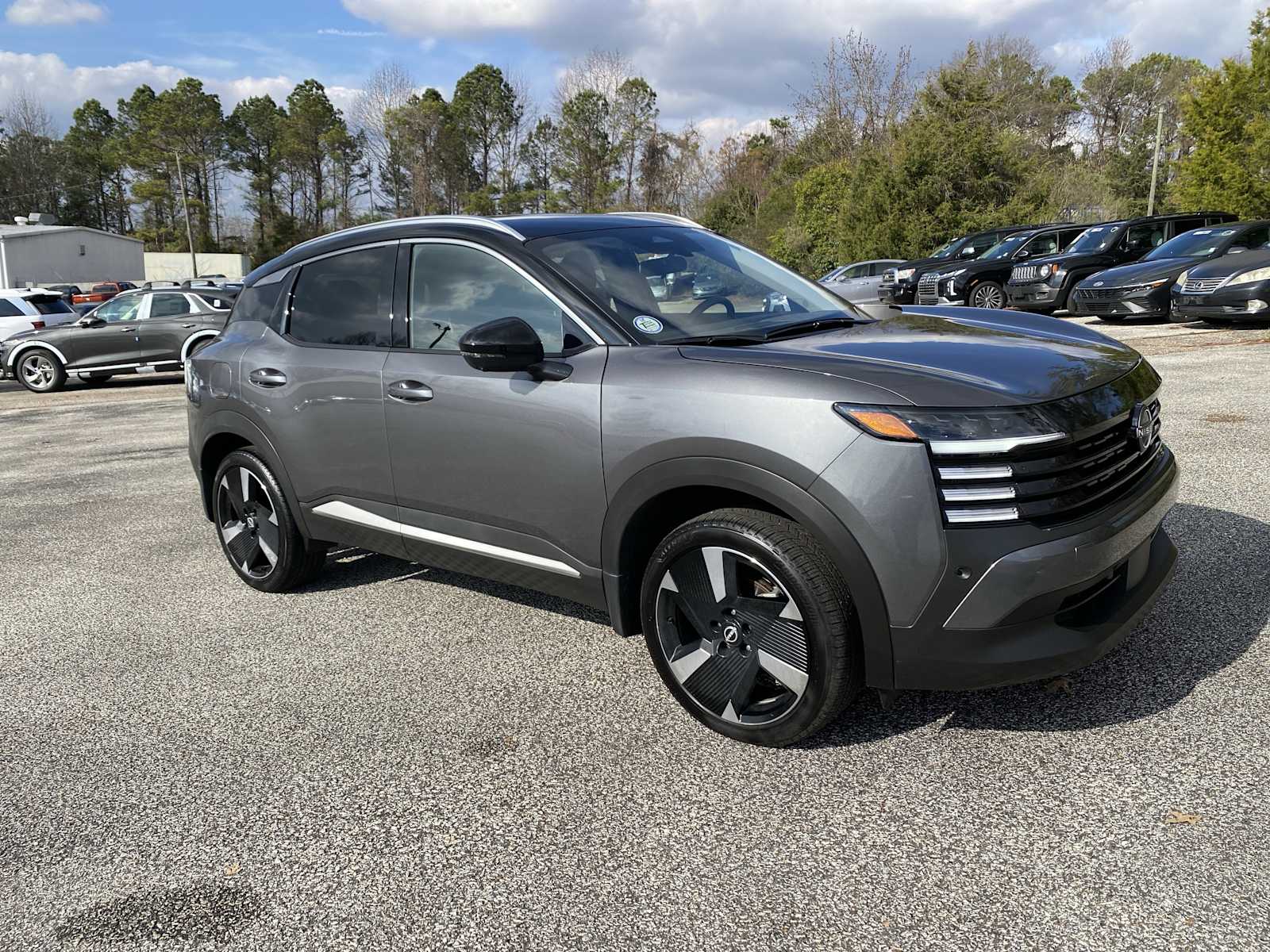 2025 Nissan Kicks SR's photo