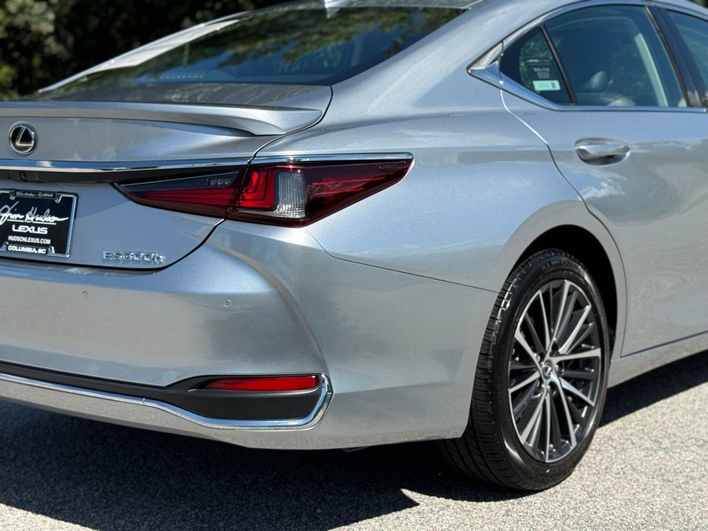 2023 Lexus ES 300h photo 11