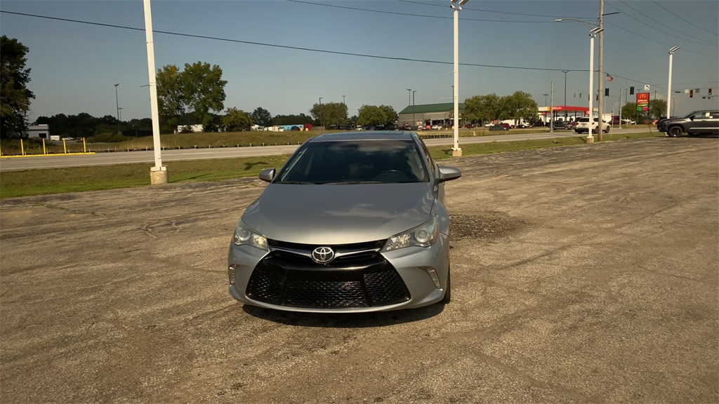 2016 Toyota Camry XLE photo 3