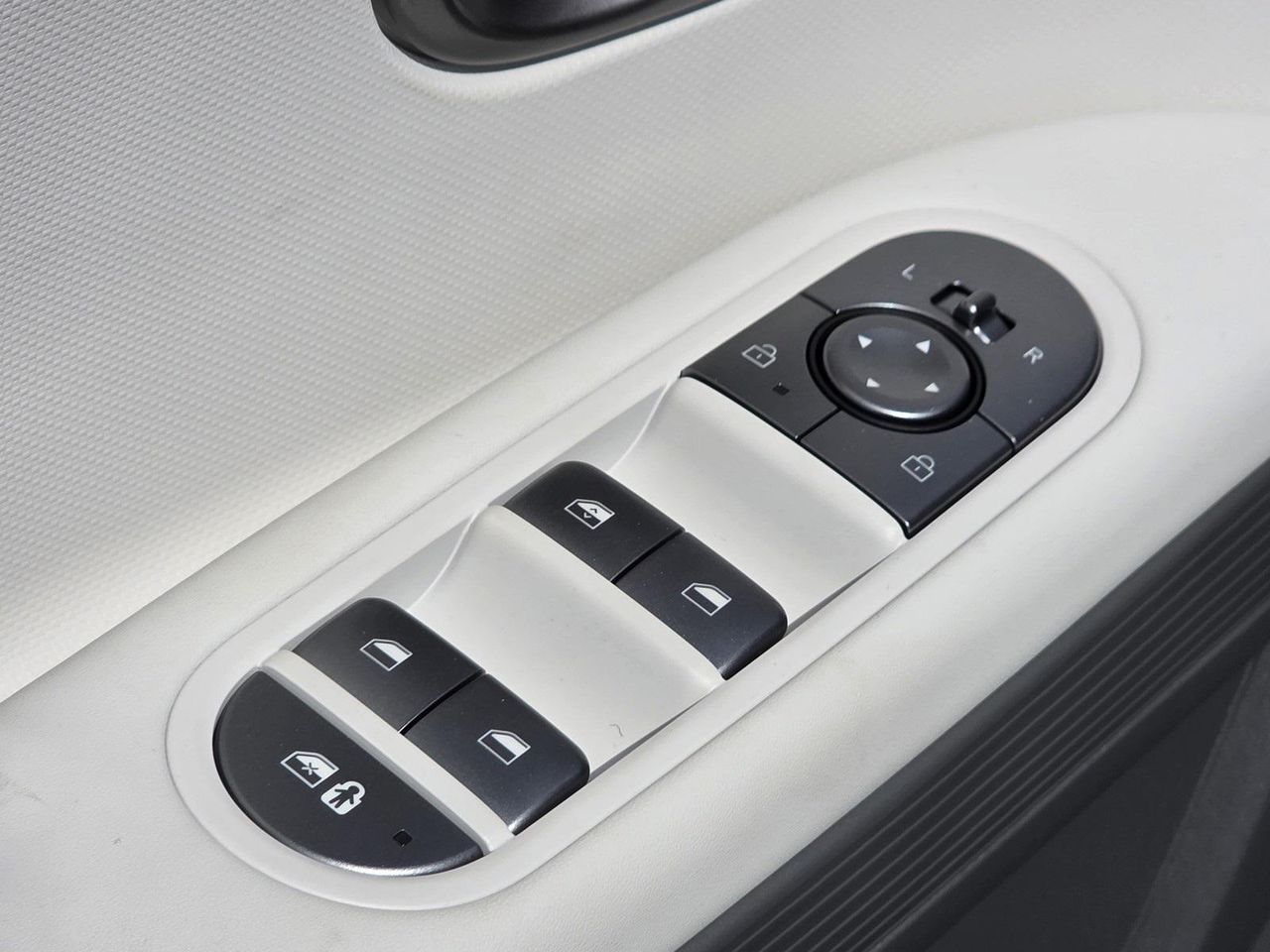 2025 Hyundai Ioniq 5 SE Standard Range photo 20