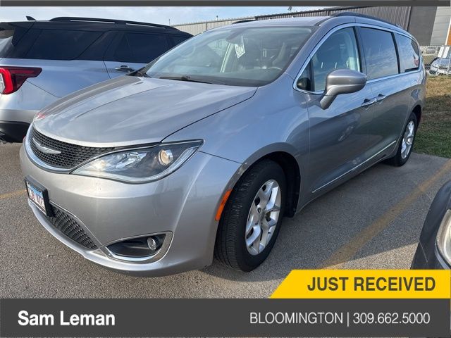 2017 Chrysler Pacifica Touring L photo 2