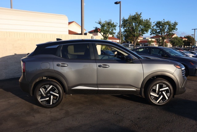 2025 Nissan Kicks SV photo 2