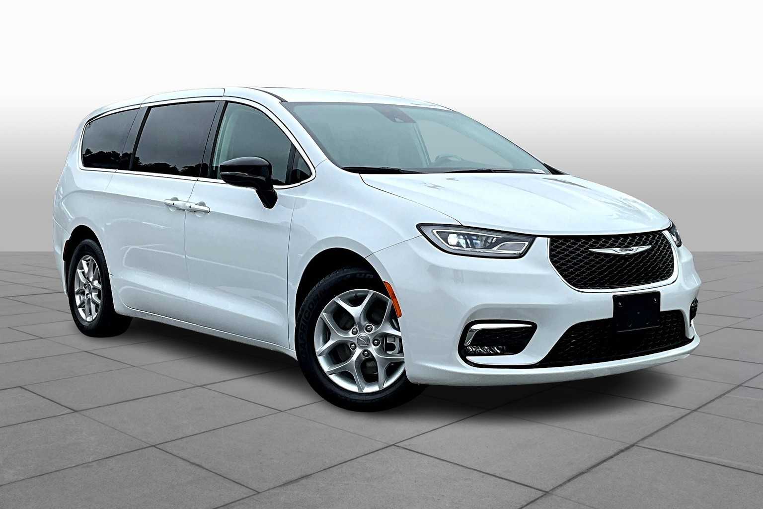 2024 Chrysler Pacifica Touring L photo 3