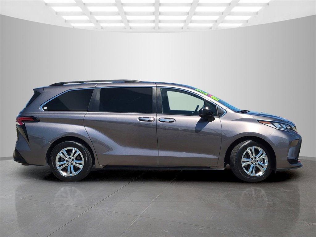 2022 Toyota Sienna XSE photo 3