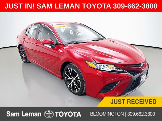 2020 Toyota Camry SE's photo