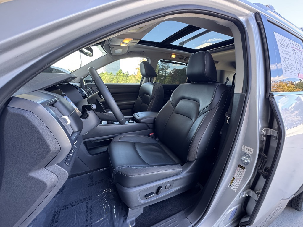 2022 Nissan Pathfinder SL photo 3