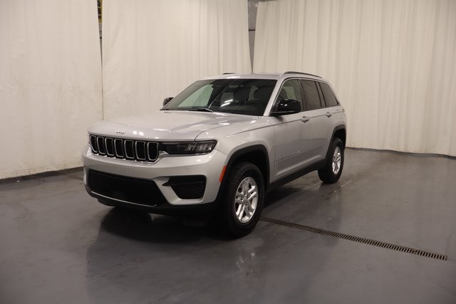2025 Jeep Grand Cherokee Laredo photo 4