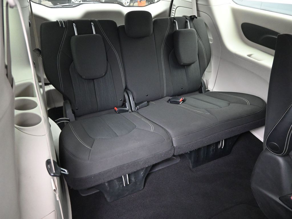 2020 Chrysler Voyager LX photo 7