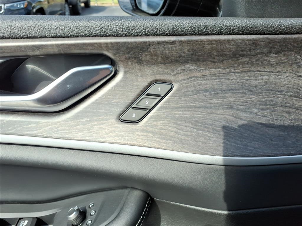 2025 Jeep Grand Cherokee Limited photo 3