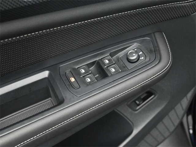 2025 Volkswagen Atlas Cross Sport SEL R-Line photo 18