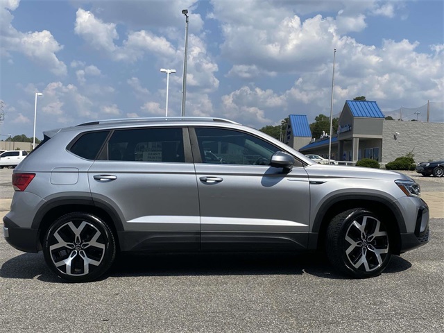 2022 Volkswagen Taos SEL photo 2
