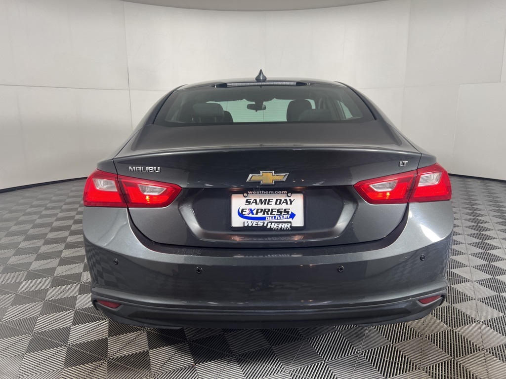 2017 Chevrolet Malibu 1LT photo 3
