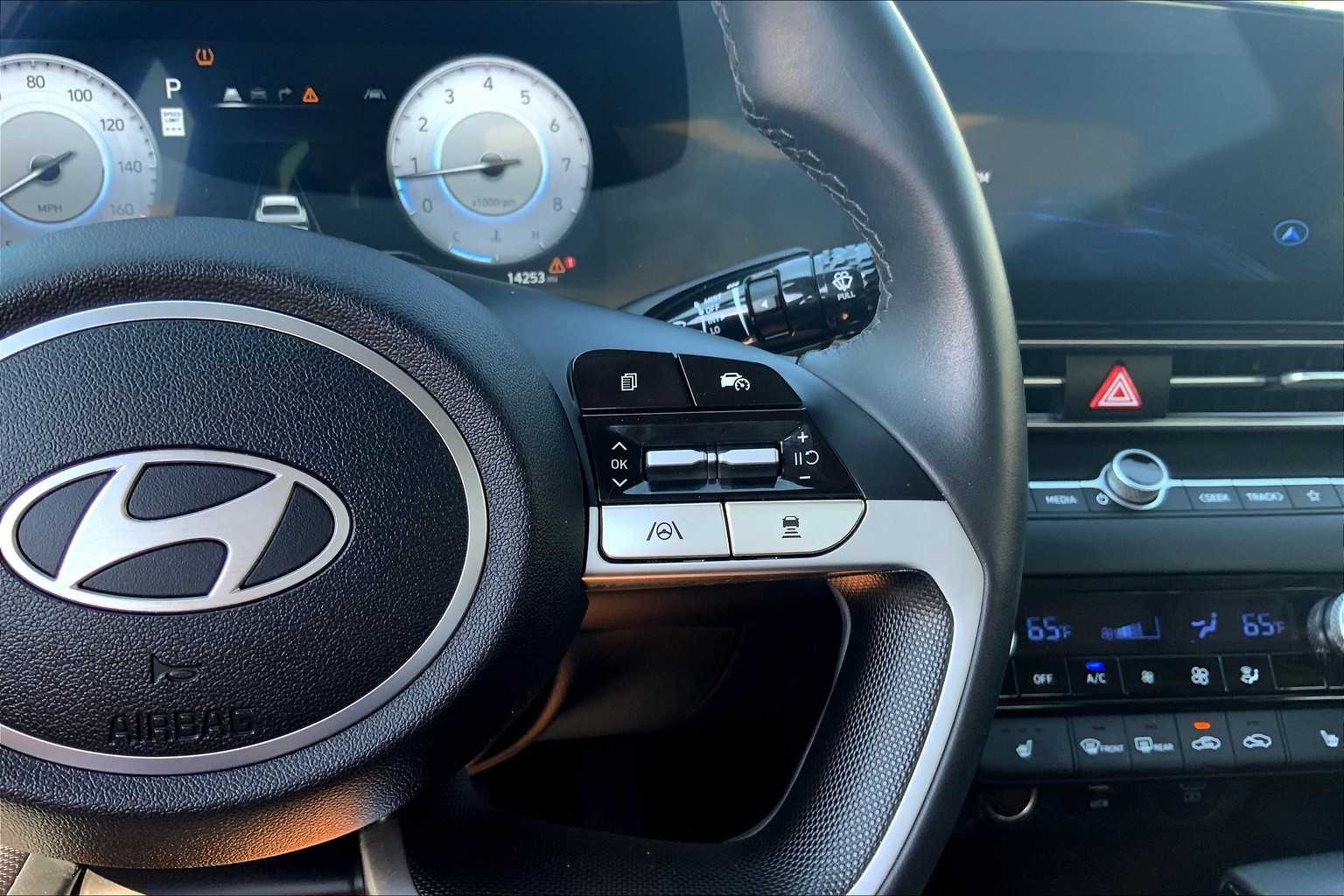 2025 Hyundai Elantra SEL Convenience photo 22
