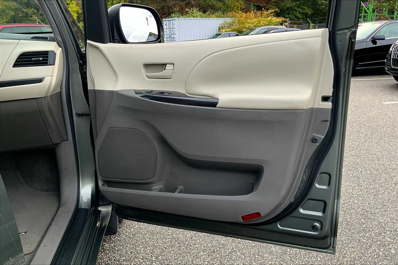 2011 Toyota Sienna LE photo 22