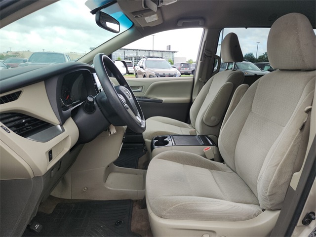2015 Toyota Sienna LE photo 9