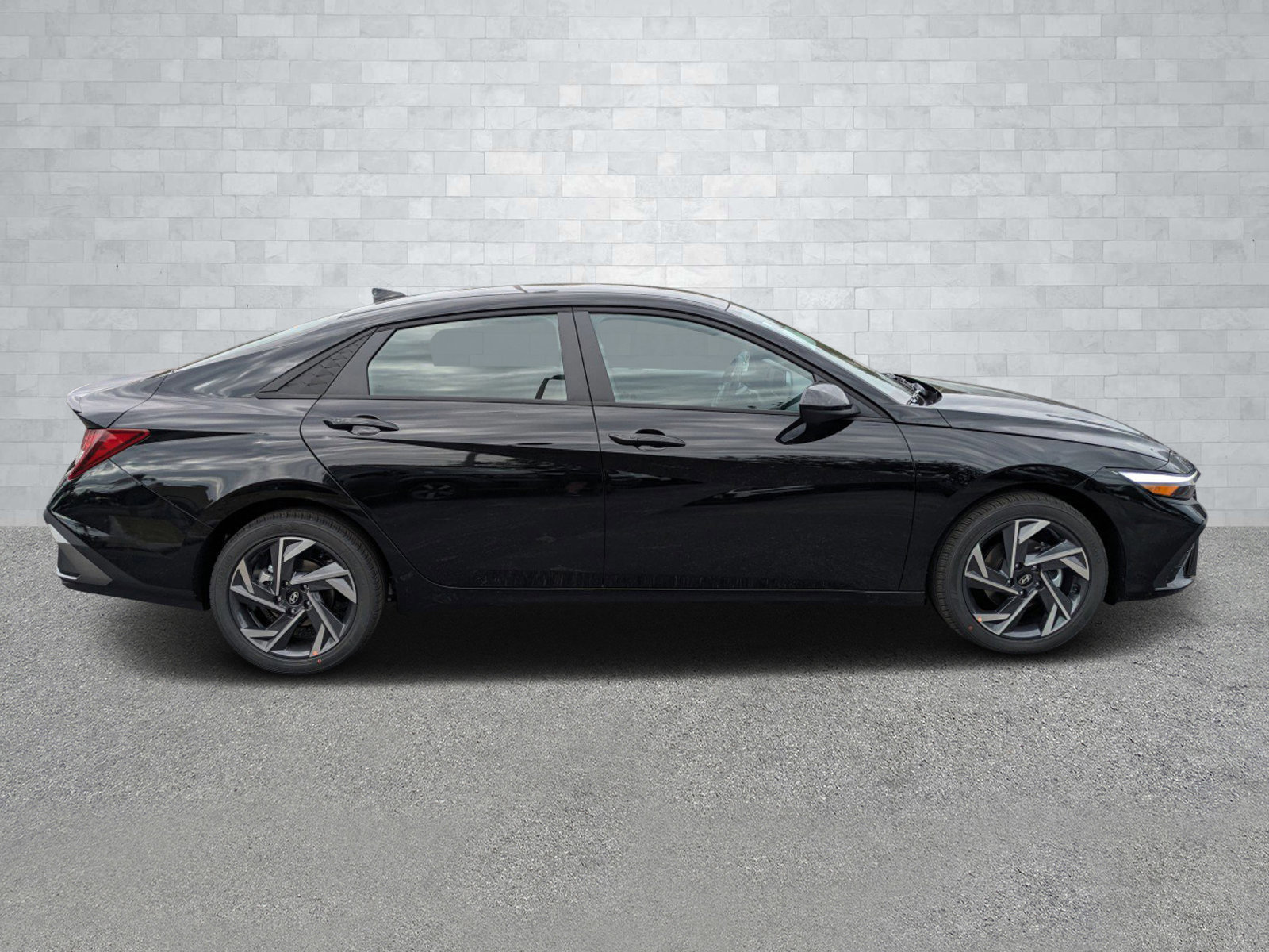 2025 Hyundai Elantra SEL Sport photo 3