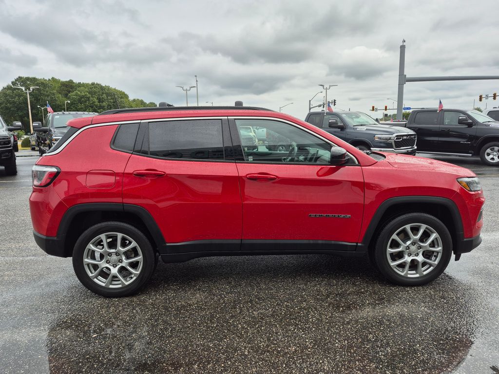 2023 Jeep Compass Latitude Lux photo 8