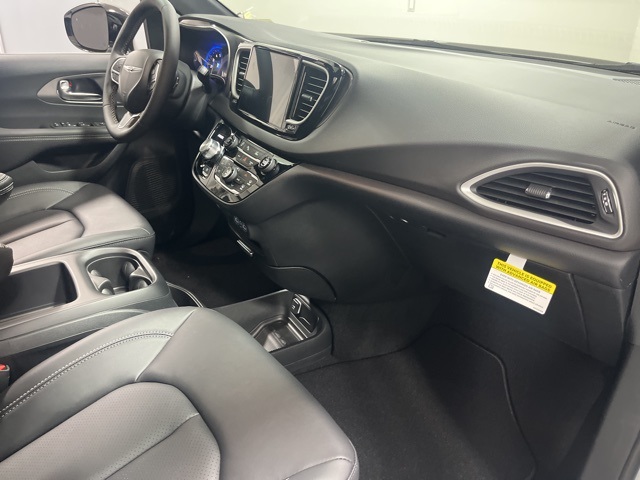 2025 Chrysler Voyager LX photo 25