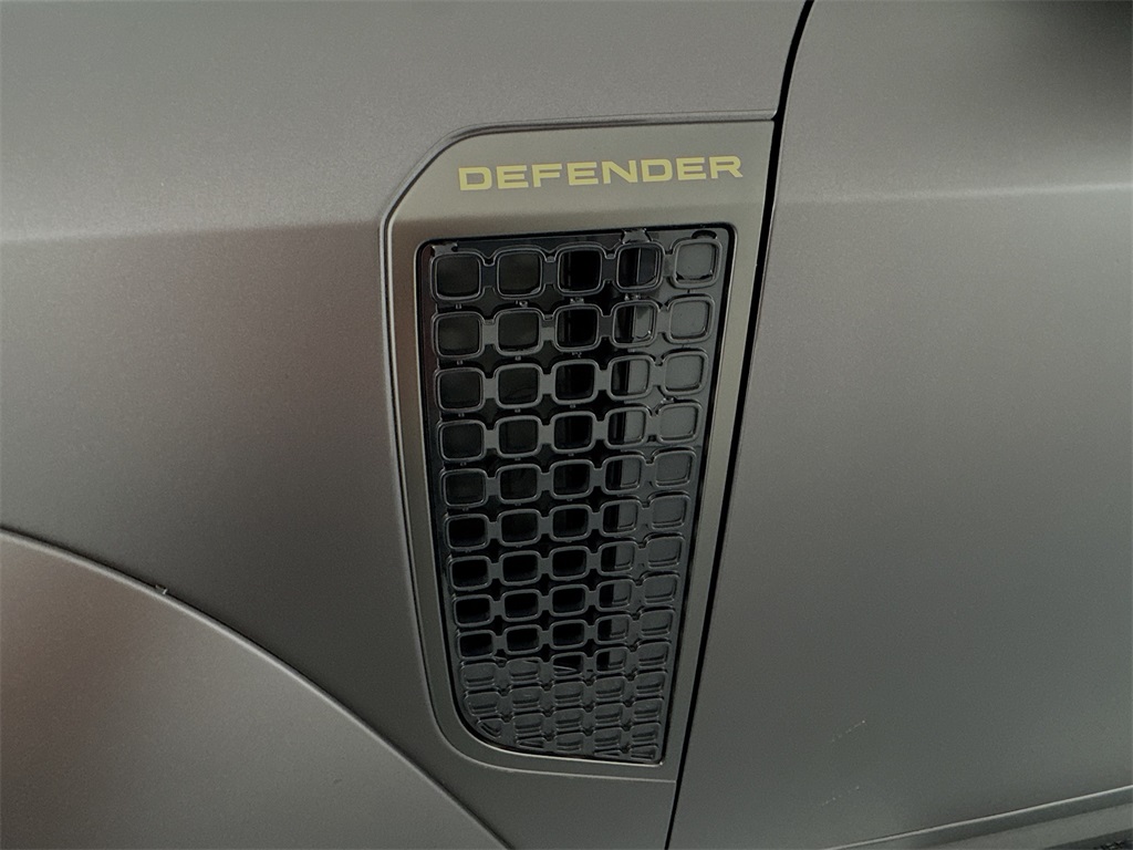2025 Land Rover Defender 110 V8 photo 25