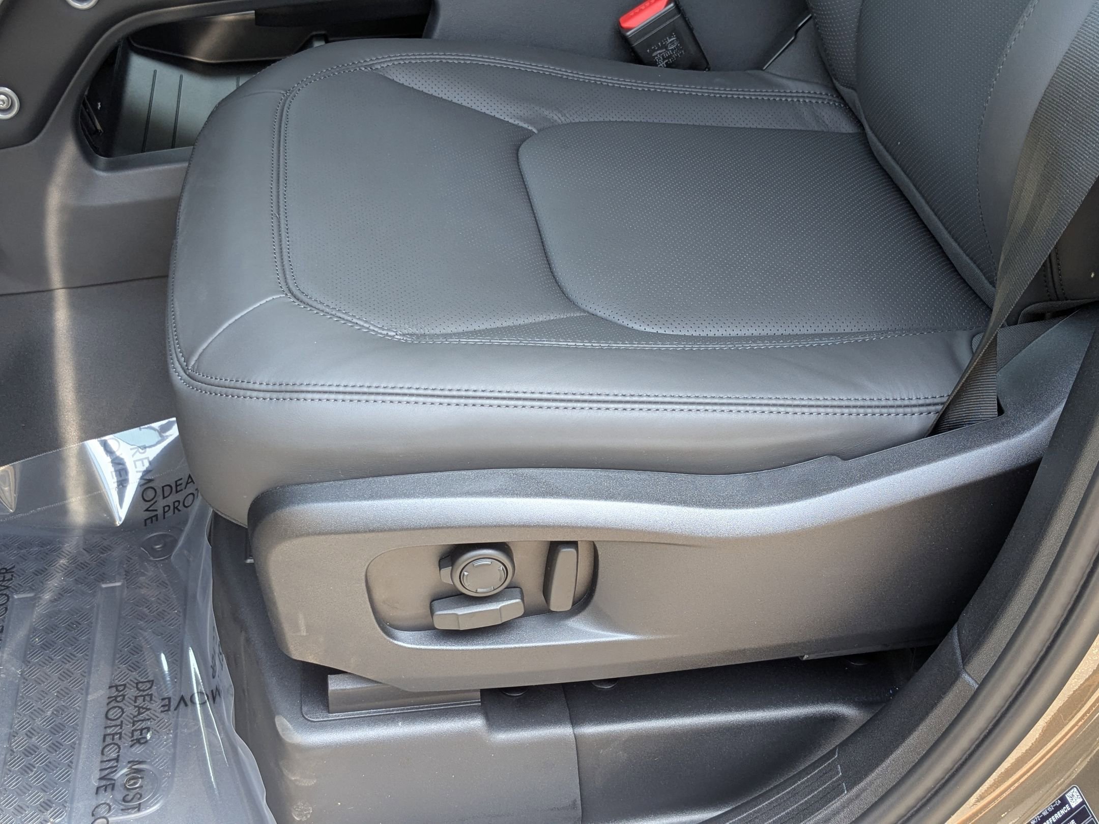 2025 Land Rover Defender 110 S photo 4