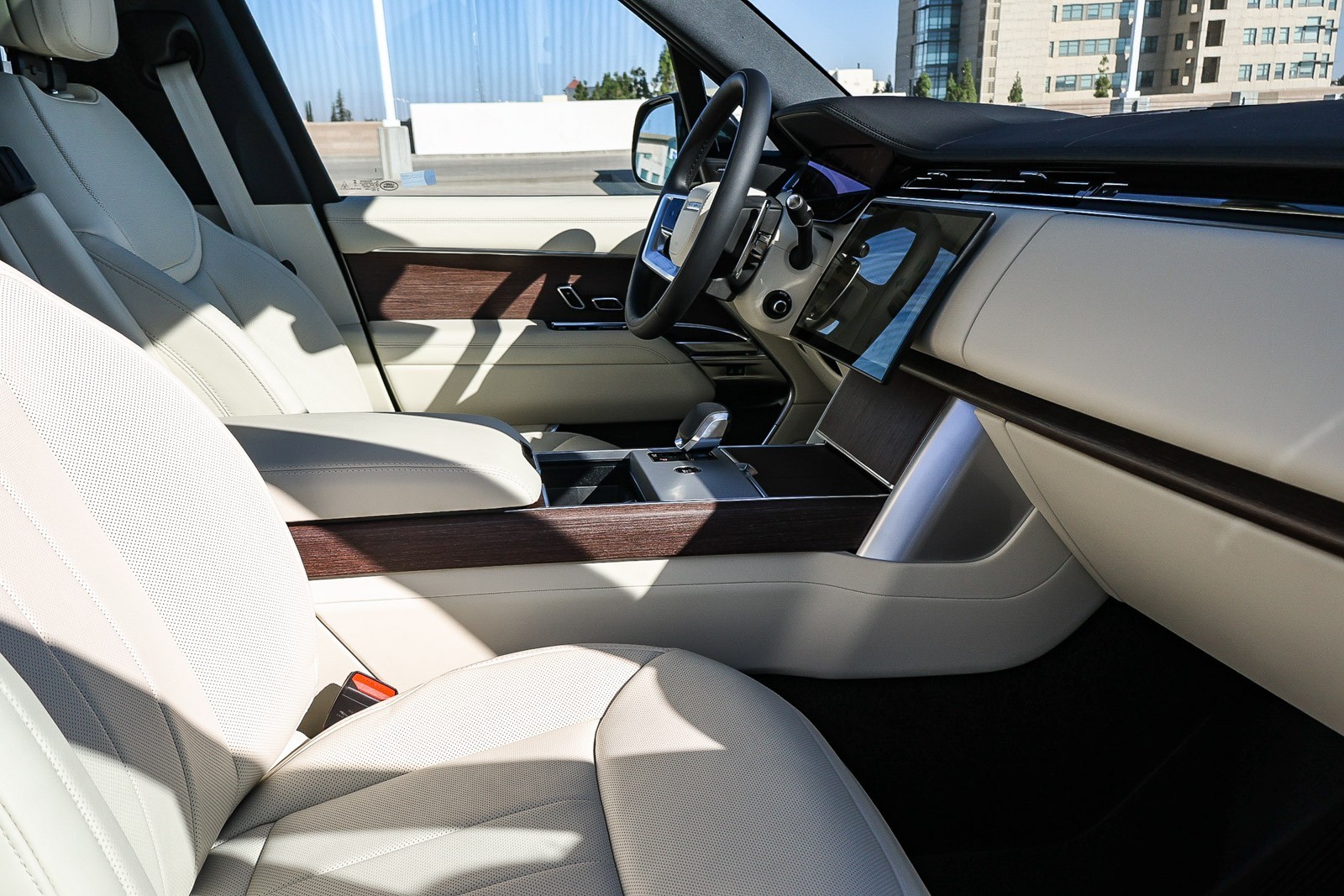 2025 Land Rover Range Rover SE photo 12