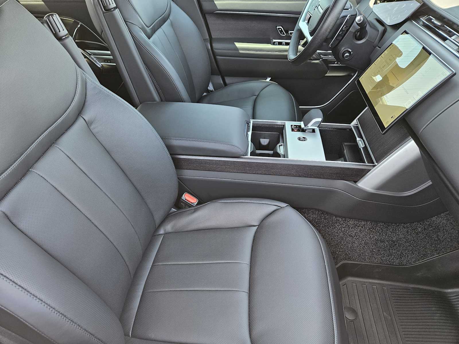 2025 Land Rover Range Rover SE photo 11