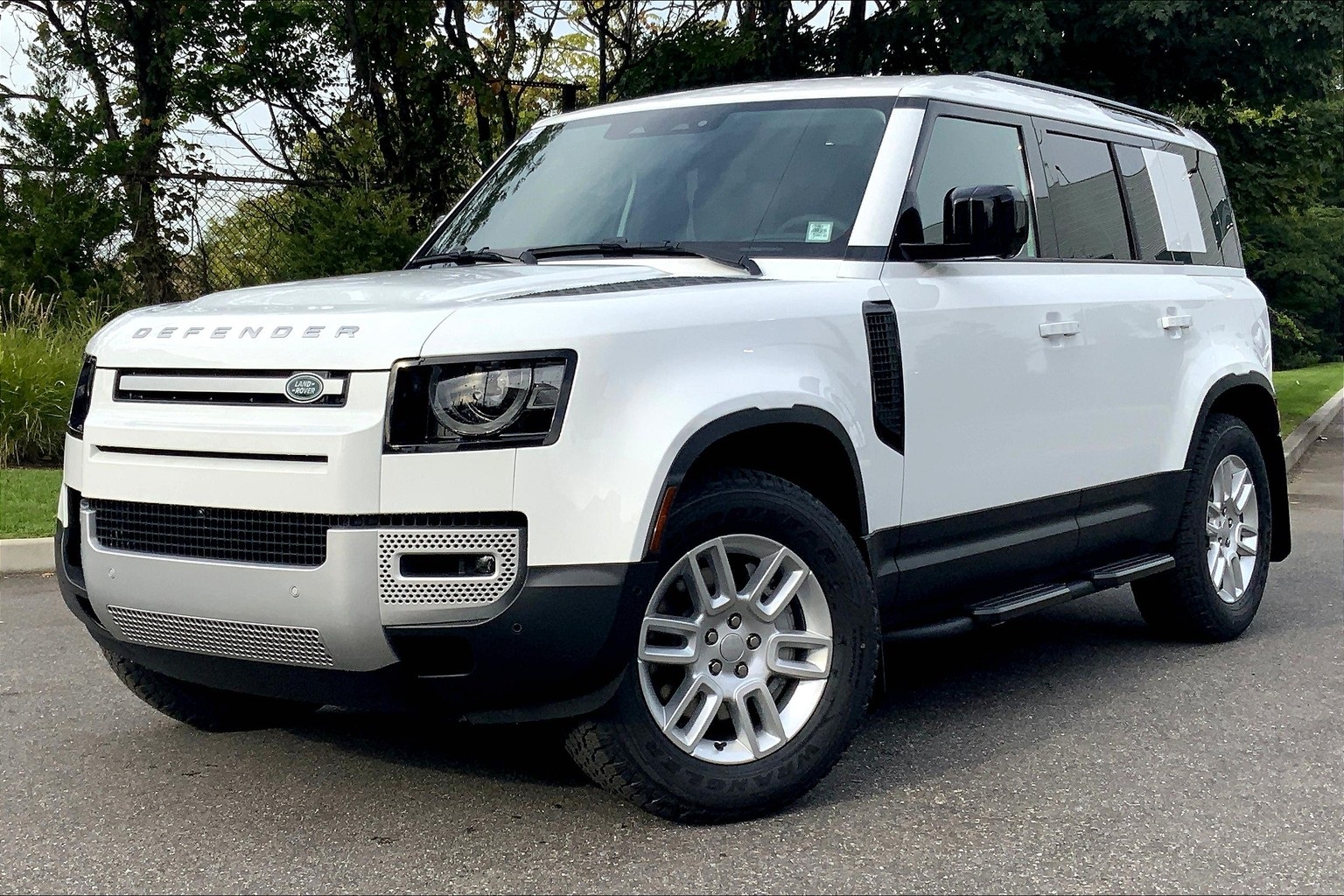 2025 Land Rover Defender S's photo