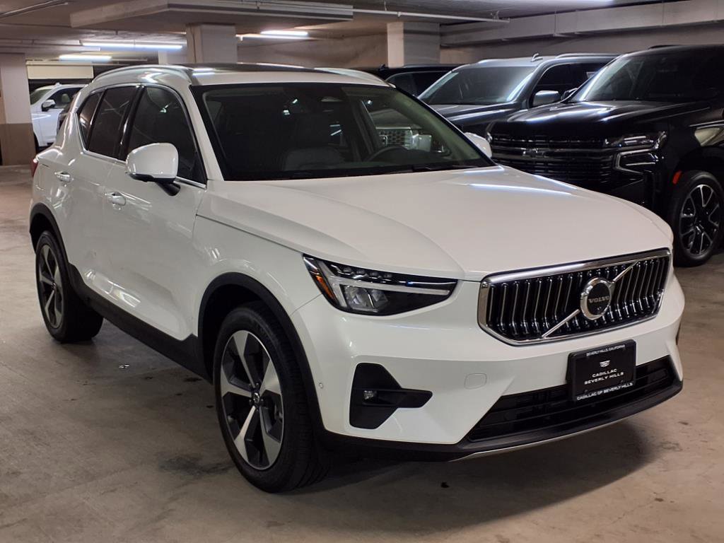 2025 Volvo XC40 Plus photo 3