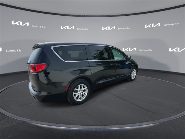 2017 Chrysler Pacifica LX photo 18