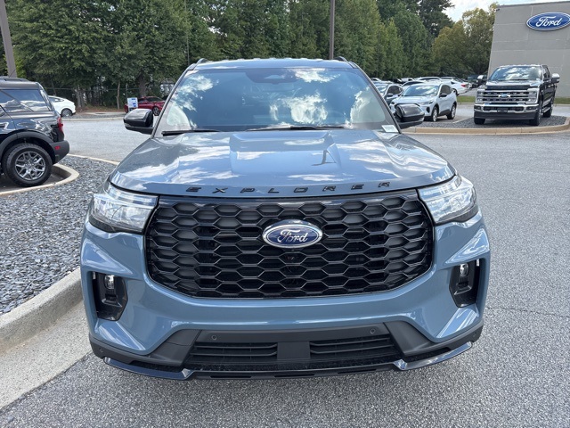 2025 Ford Explorer ST-Line photo 2