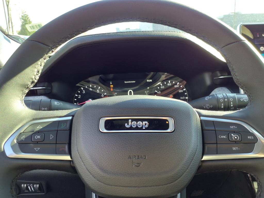 2024 Jeep Compass Latitude Lux photo 16